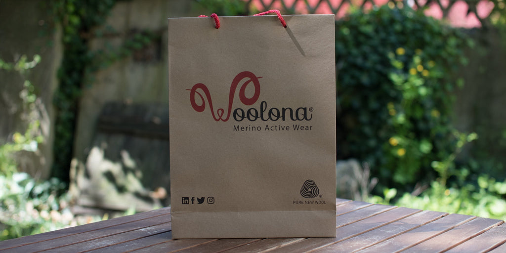 Woolona Geschenktüte draußen auf einem Gartentisch.