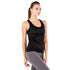 Die Frau trägt ein schwarzes Merino Tanktop