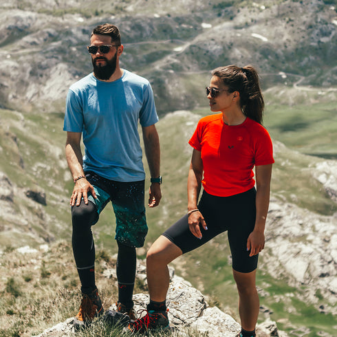Pärchen beim Wandern in Merino T-Shirts