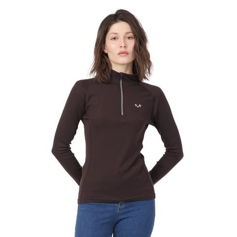 Frau trägt ein Langarmshirt mit Zipper in der Farbe dunkelbraun aus 100% Merinowolle.