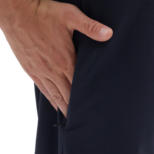 versteckte Hosentasche mit offenem Reißverschluss und einer Hand in der Tasche.