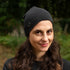 Wanderer trägt Merinowolle Beanie in der Farbe Anthrazit im Wald.
