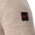 Woolona Logo am Oberarm einer Strickjacke aus 100% Merinowolle
