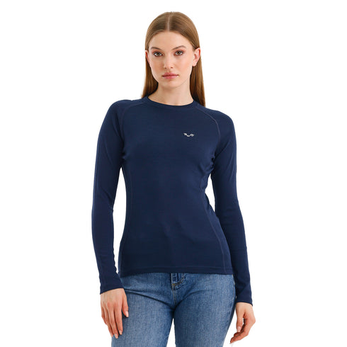 Die Frau trägt einen Merino Baselayer aus 100% Merinowolle von Woolona.