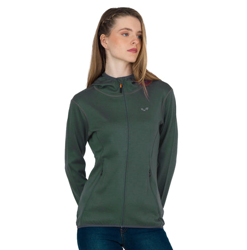 Frau trägt Merino-Hoodie mit komplettem Reißverschluss in Nadelbaumgrün