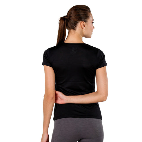 Dame mit schwarzem Merino-Shirt