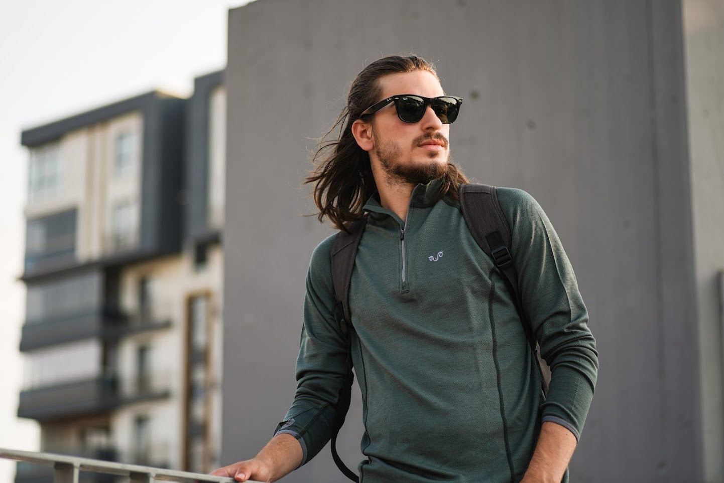 Ein Mann mit einem grünem Herren Oberteil aus Merinowolle