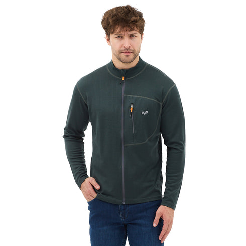 Mann mit einer Merinojacke in der Farbe grün.