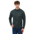 Mann mit einer Merinojacke in der Farbe grün.
