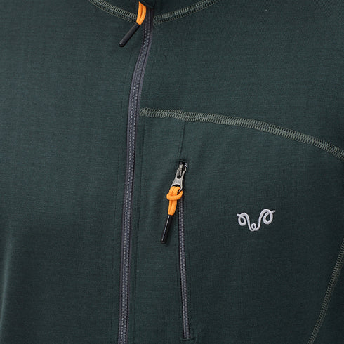 Merinojacke für Herren in der Farbe nadelbaumgrün mit einem orangen Zipper.