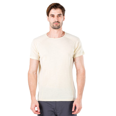 Herr in ungefärbten Merino-T-Shirt