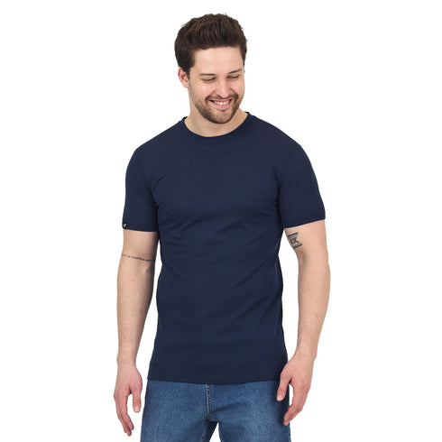 Ein Mann trägt ein Pique T-Shirt aus 100% Merinowolle in Navy Blau.