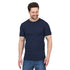 Ein Mann trägt ein Pique T-Shirt aus 100% Merinowolle in Navy Blau.