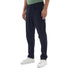 Mann mit Travelhose in der Farbe navy aus Merinowolle und weißen Sneaker Schuhen