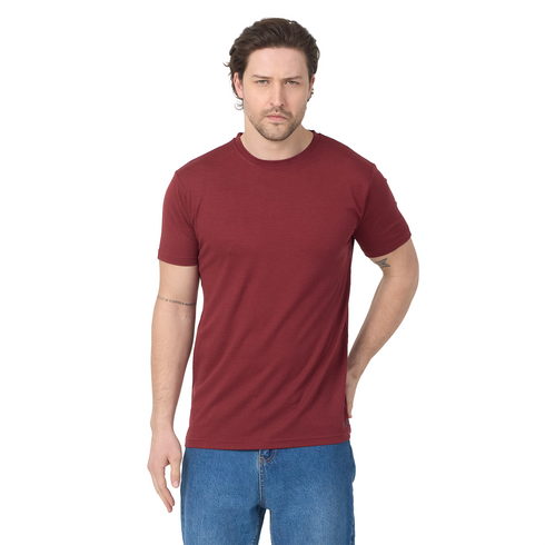 Mann trägt Bordeaux-rotes T-Shirt aus Merino Pique Stoff.