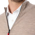 Reißverschluss und Kragen einer Strickjacke aus 100% Merinowolle