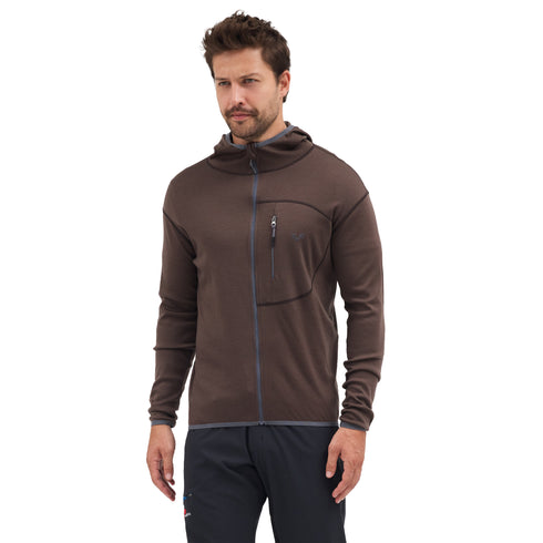 Mann trägt eine Herren Kapuzenjacke aus Merinowolle in Braun