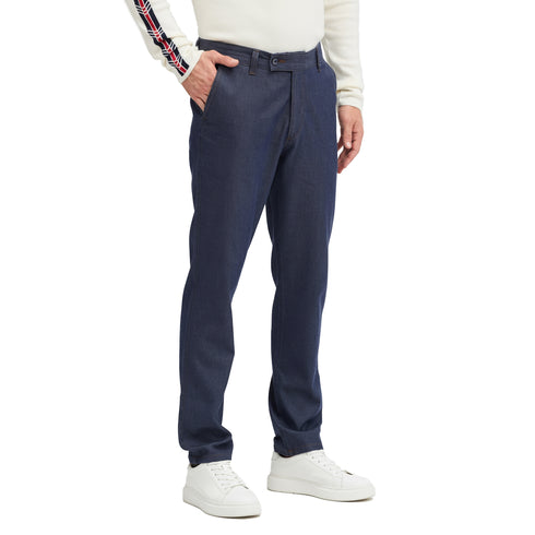 Mann mit Merino Denim Hose und schwarzen Schuhen