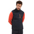 Mann mit Bart trägt eine Laufweste in Anthrazit mit orangenem Reißverschluss an der Brusttasche