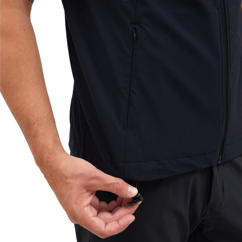 Die Seite einer Laufweste mit Merino Inside mit Tasche und Gummi Kordel am Bund