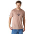 Mann trägt Merino/Lyocell T-Shirt mit Aufdruck auf der Brust