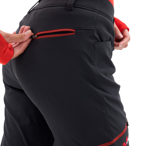 Die Gesäßtasche einer Merino-Trekkinghose mit Rotem Reißverschluss