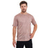 Ein Mann hat seine Hand in der Hosentasche und trägt Merino/Lyocell T-Shirt