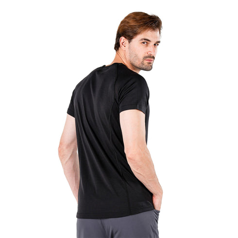 Die Rückseite eines Mannes der ein schwarzes T-Shirt aus Merinowolle trägt