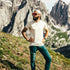 Mann trägt ein T-Shirt aus Merinowolle in naturbelassener Farbe