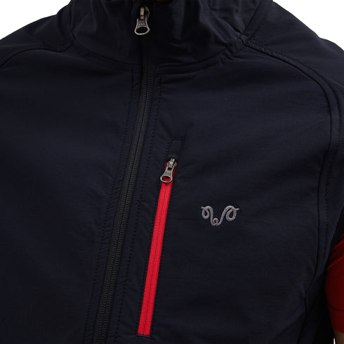 Rote Reißverschluss-Brusttasche an Laufweste in Schwarz mit Merino Inside