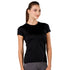 Frau in schwarzem T-Shirt aus 100% Merinowolle