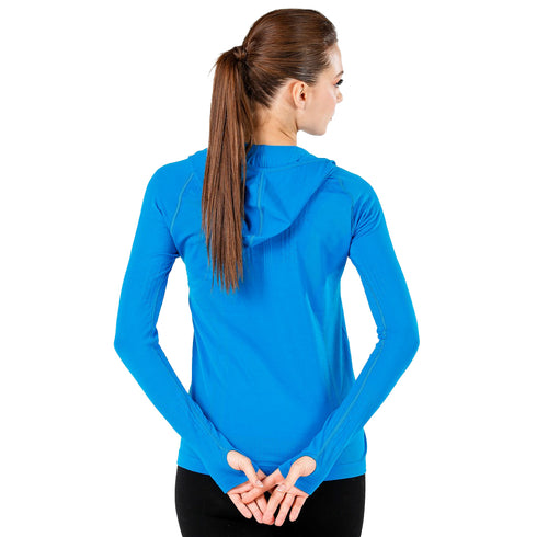 Dame mit Pferdeschwanz trägt Merino-Seamless Hoodie in der Farbe Tßrkis