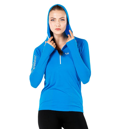 Frau in einem Merino-Hoodie mit Daumenschlaufen in der Farbe TĂźrkis