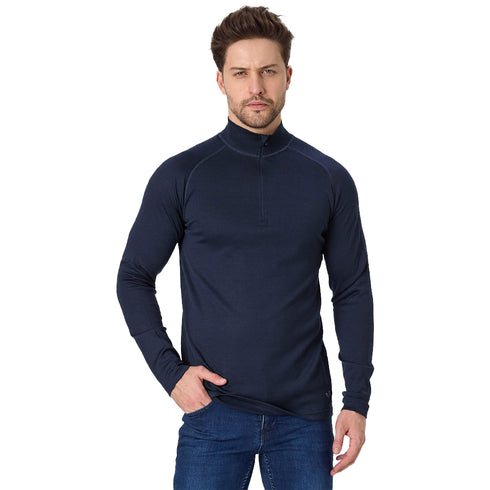 Mann mit einem 1/4 Zip Langarmshirt aus Merinowolle in der Farbe Navy.