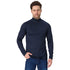 Mann mit einem 1/4 Zip Langarmshirt aus Merinowolle in der Farbe Navy.