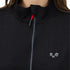 Frau trägt eine schwarze Merino Jacke mit einem Woolona Logo.
