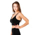 Dame trägt schwarzes Merino BH in schwarz