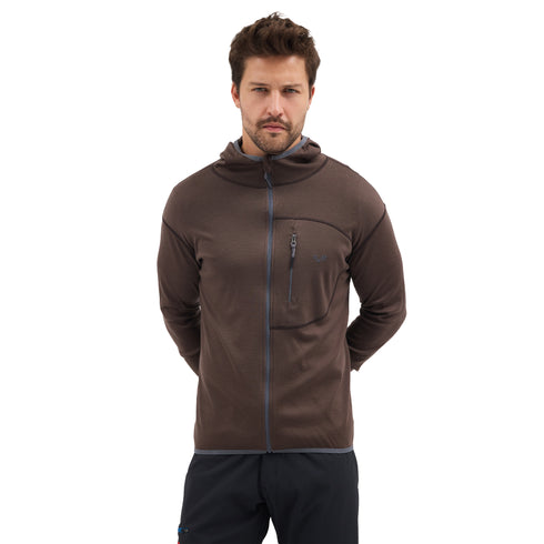 Mann trägt eine Kapuzenjacke aus Merino in brauner Farbe