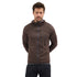 Mann trägt eine Kapuzenjacke aus Merino in brauner Farbe