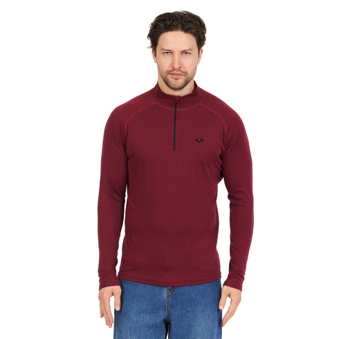 Mann trägt Burgunderrotes Langarmshirt aus 100% Merinowolle.