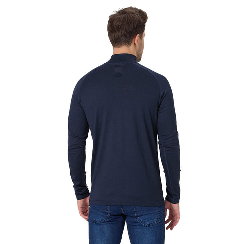 Mann von hinten mit einem Navy Langarmshirt mit Kragen.