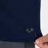 Merino Polo Shirt im Pique Style. Nahaufnahme im unteren Bereich mit grauem Logo.