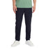 Mann mit einer schönen Casual Chino Hose aus Merinowolle und recyceltem Polyamid in der Farbe navy.