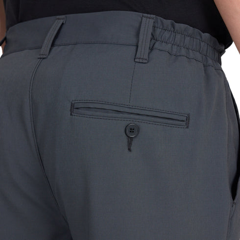 Graue Chino Hose von Hinten fotografiert in der Nahaufnahme auf die Gesäßtasche.