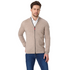 Herr in Creme farbener Strickjacke