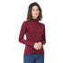 Frau in einem Langarmshirt aus 100% Merinowolle mit 1/4 Zip in der Farbe Burgundy.