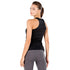 Eine Dame in einem Merino-Tanktop in schwarz mit Blick nach Hinten