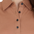 Nahaufnahme von den Knöpfen eines Merino Poloshirts in der Farbe braun, getragen von einer Frau