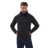 Mann mit Outdoorjacke und markantem blauen Reißverschluss auf der Brust. hat die Hände in den beiden Seitentaschen.