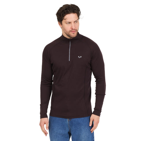 Mann trägt dunkelbraunes Langarmshirt mit Zip aus 100% Merinowolle.